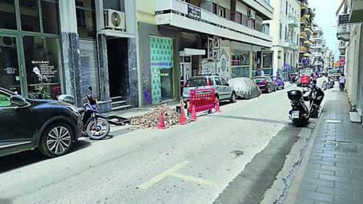 Πάτρα: Σκάβουν δρόμους για οπτικές ίνες και σπάνε σωλήνες και ρολόγια της ΔΕΥΑΠ ΦΩΤΟ