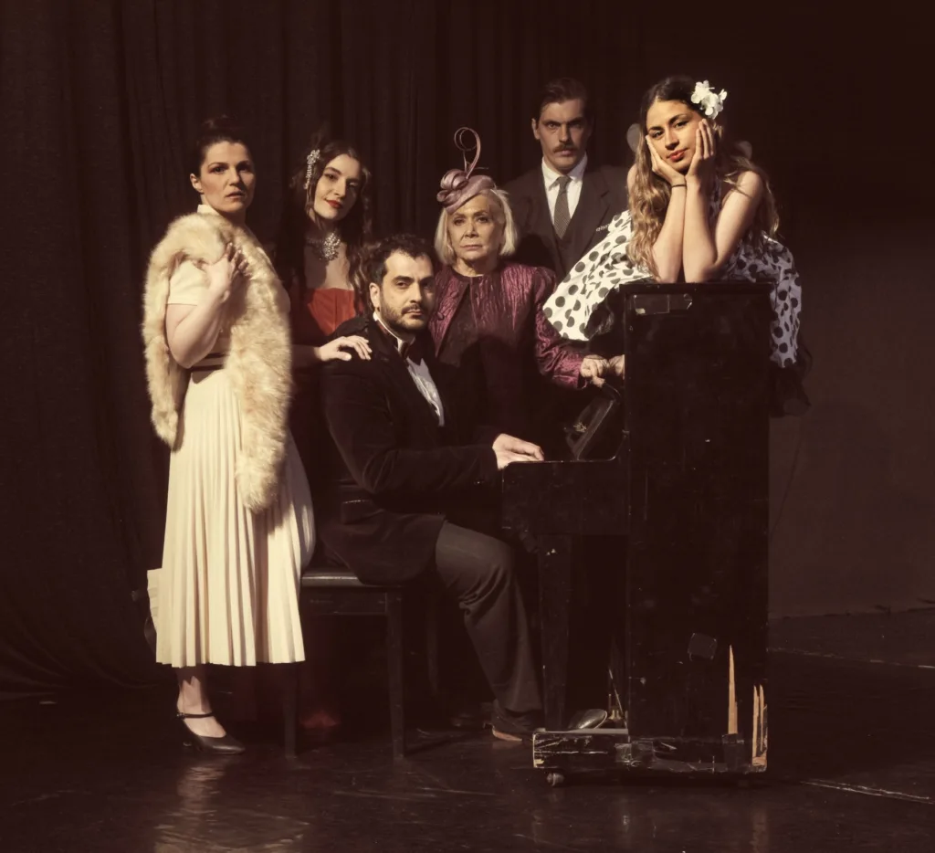 Σήμερα στο Επίκεντρο+ η παράσταση «Αττίκ, μια ζωή χειροκροτήματα» ΦΩΤΟ