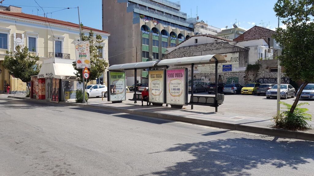 Πάτρα: Άστεγος έχει κάνει «σπίτι» του στάση στη Γούναρη – Η κραυγή αγωνίας και πώς να βοηθήσουμε