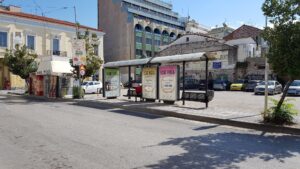 Πάτρα: Άστεγος έχει κάνει «σπίτι» του στάση στη Γούναρη – Η κραυγή αγωνίας και πώς να βοηθήσουμε