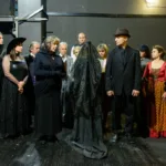 Η ομάδα «Ρωγμή» στην παράσταση «Έτσι είναι, αν έτσι νομίζετε», στο θέατρο «Επίκεντρο»