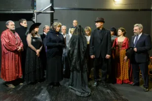 Η ομάδα «Ρωγμή» στην παράσταση «Έτσι είναι, αν έτσι νομίζετε», στο θέατρο «Επίκεντρο»