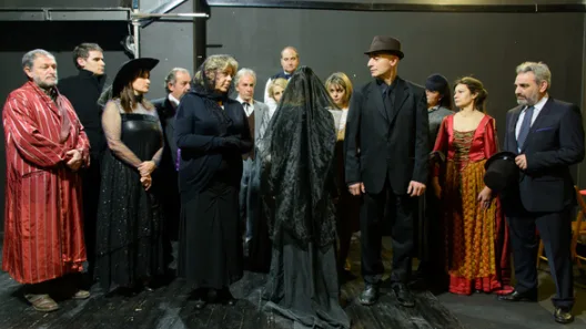 Η ομάδα «Ρωγμή» στην παράσταση «Έτσι είναι, αν έτσι νομίζετε», στο θέατρο «Επίκεντρο»