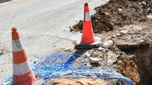 Πάτρα: Δρόμος...που αν τον διαβείς κινδυνεύεις να «βουλιάξεις» ΦΩΤΟ