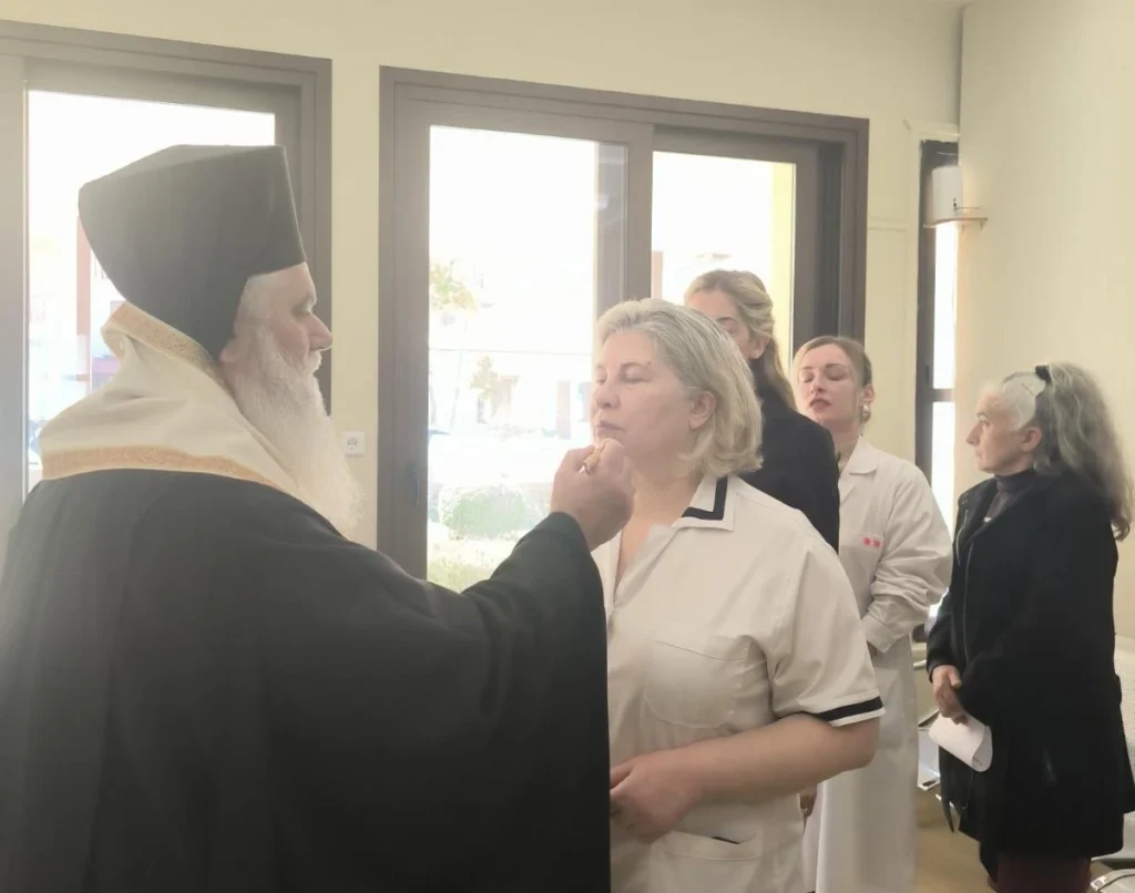 Ο Μητροπολίτης Ιερώνυμος στο Νοσοκομείο Καλαβρύτων για ευχέλαιο ΦΩΤΟ