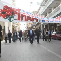 Οι οικοδόμοι, την Πρωτομαγιά, στην πλατεία Όλγας