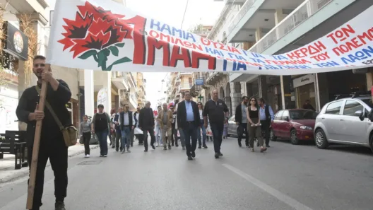 Οι οικοδόμοι, την Πρωτομαγιά, στην πλατεία Όλγας