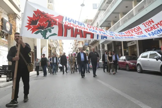 Οι οικοδόμοι, την Πρωτομαγιά, στην πλατεία Όλγας