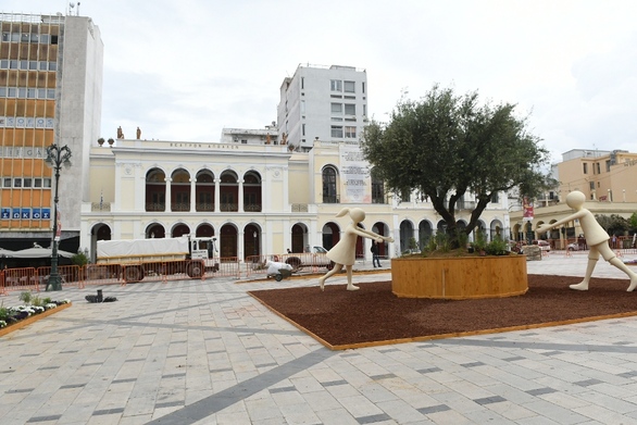 Μεγάλη ελιά στο κέντρο της Πάτρας για την Πρωτομαγιά ΦΩΤΟ