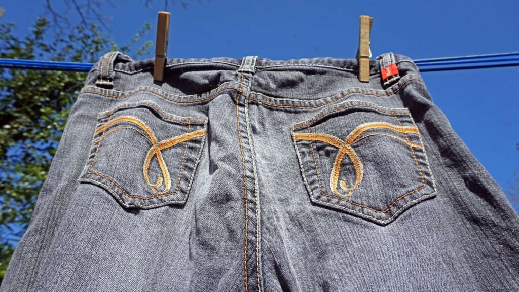 Κάθε πότε πρέπει να πλένετε το τζιν παντελόνι; Το λάθος που καταστρέφει το ύφασμα