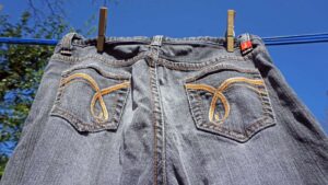 Κάθε πότε πρέπει να πλένετε το τζιν παντελόνι; Το λάθος που καταστρέφει το ύφασμα