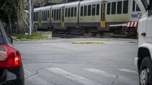 Πάτρα: Μποτιλιάρισμα από λάθος στις μπάρες του Προαστιακού ΦΩΤΟ