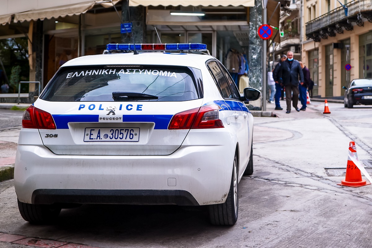 Βουλιαγμένη: Αστυνομικός συνελήφθη με παράνομο οπλισμό 27 Βουλιαγμένη: Αστυνομικός συνελήφθη με παράνομο οπλισμό