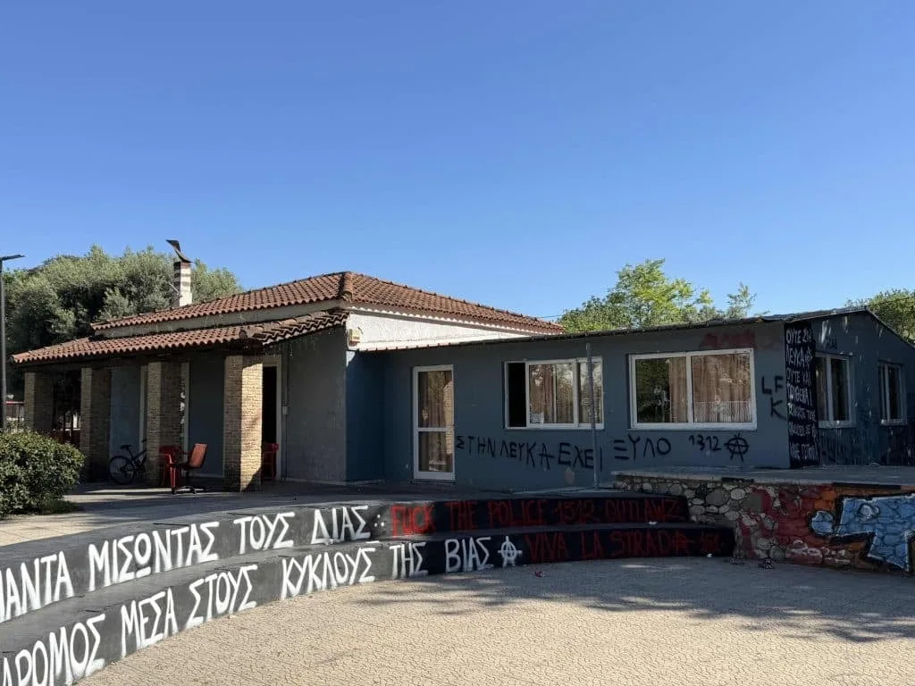 Πάτρα: Βανδαλισμοί σε γραφεία συλλόγου - Τα έσπασαν και έγραψαν συνθήματα κατά των Αστυνομικών ΦΩΤΟ