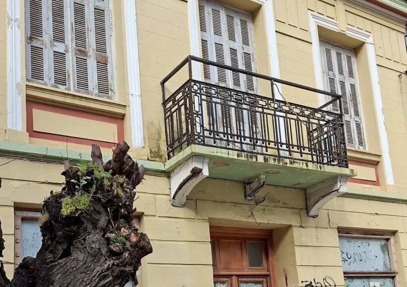 Πάτρα: Μπαλκόνια κτιρίων έτοιμα να καταρρεύσουν - Εικόνες τρόμου στο κέντρο ΦΩΤΟ