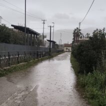 Παραλία Πατρών: Τα παιδιά σκαρφαλώνουν στα κάγκελα του τρένου για το σχολείο ΦΩΤΟ