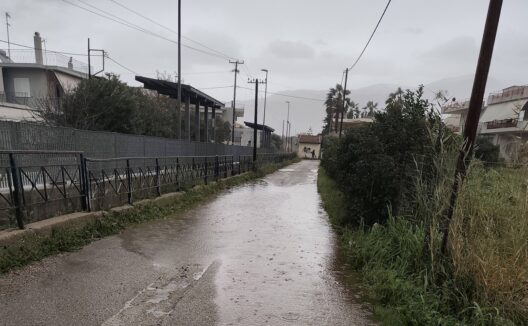 Παραλία Πατρών: Τα παιδιά σκαρφαλώνουν στα κάγκελα του τρένου για το σχολείο ΦΩΤΟ 26 Παραλία Πατρών: Τα παιδιά σκαρφαλώνουν στα κάγκελα του τρένου για το σχολείο ΦΩΤΟ