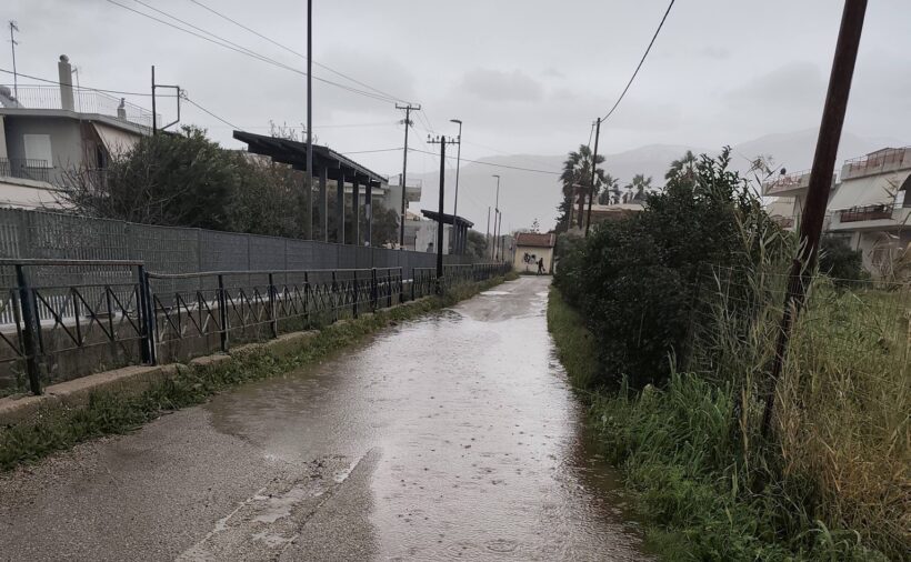 Παραλία Πατρών: Τα παιδιά σκαρφαλώνουν στα κάγκελα του τρένου για να πάνε και να έρθουν από το σχολείο ΦΩΤΟ 24 Παραλία Πατρών: Τα παιδιά σκαρφαλώνουν στα κάγκελα του τρένου για να πάνε και να έρθουν από το σχολείο ΦΩΤΟ