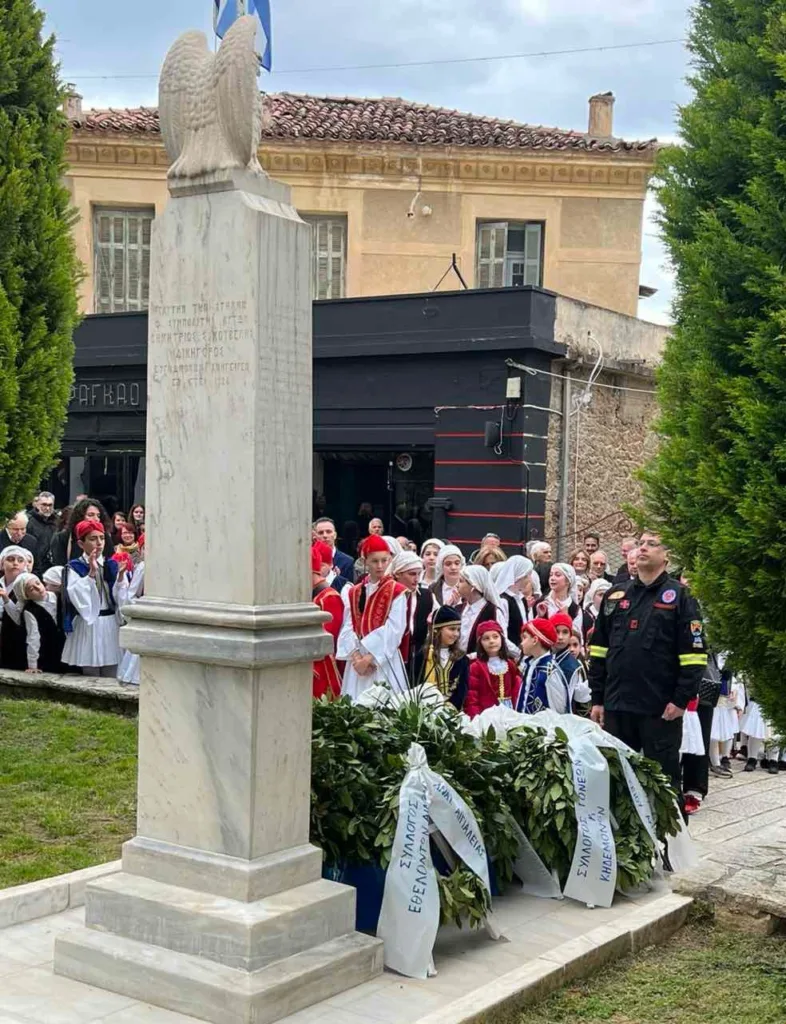 Η Κοινότητα Ακράτας για την Εθνική Επέτειο...και ένα ποίημα ΦΩΤΟ