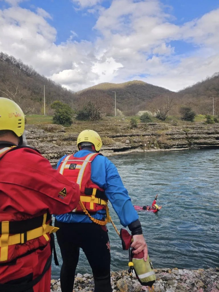 Αχαΐα: Διάσωση σε ορμητικά νερά, από τους Εθελοντές Πυροσβέστες ΦΩΤΟ