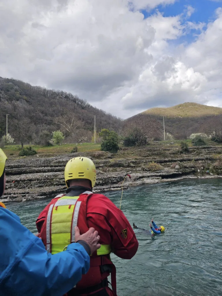 Αχαΐα: Διάσωση σε ορμητικά νερά, από τους Εθελοντές Πυροσβέστες ΦΩΤΟ