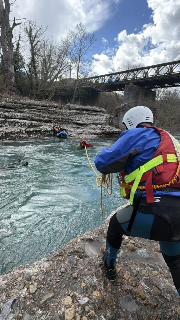 Αχαΐα: Διάσωση σε ορμητικά νερά, από τους Εθελοντές Πυροσβέστες ΦΩΤΟ