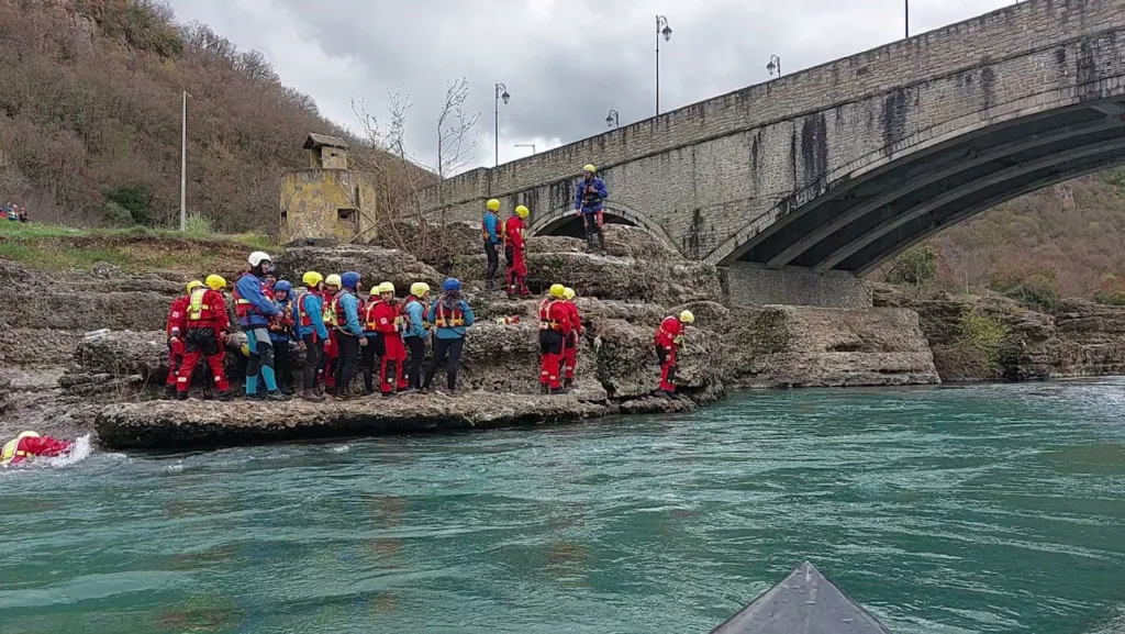 Αχαΐα: Διάσωση σε ορμητικά νερά, από τους Εθελοντές Πυροσβέστες ΦΩΤΟ