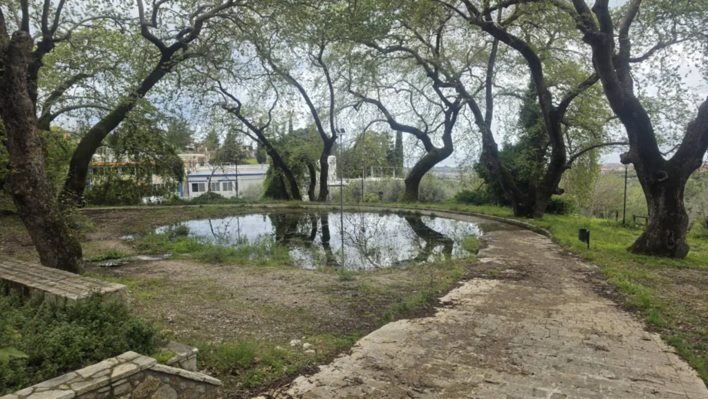 Κεφαλόβρυσο Πατρών: Εικόνες ντροπής σε πλατεία «λίμνη» - Παγίδες για τους πολίτες ΦΩΤΟ