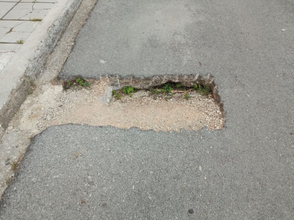 Πάτρα: Δρόμος...που αν τον διαβείς κινδυνεύεις να «βουλιάξεις» ΦΩΤΟ