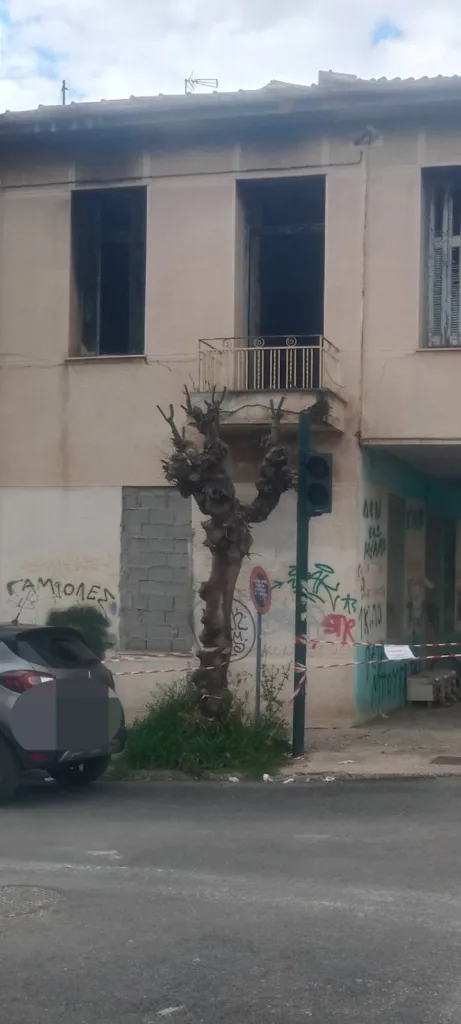 Πάτρα: Σε ετοιμόρροπο κτίριο φιλόζωοι ταΐζουν γάτες! ΦΩΤΟ