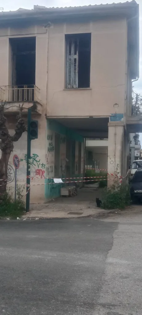 Πάτρα: Σε ετοιμόρροπο κτίριο φιλόζωοι ταΐζουν γάτες! ΦΩΤΟ