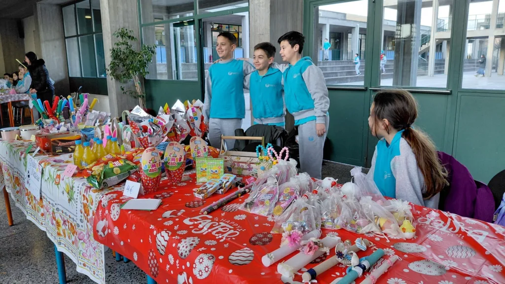 Αρσάκειο Δημοτικό Πάτρας και «Φωτεινό Αστέρι» σε αλυσίδα προσφοράς ΦΩΤΟ