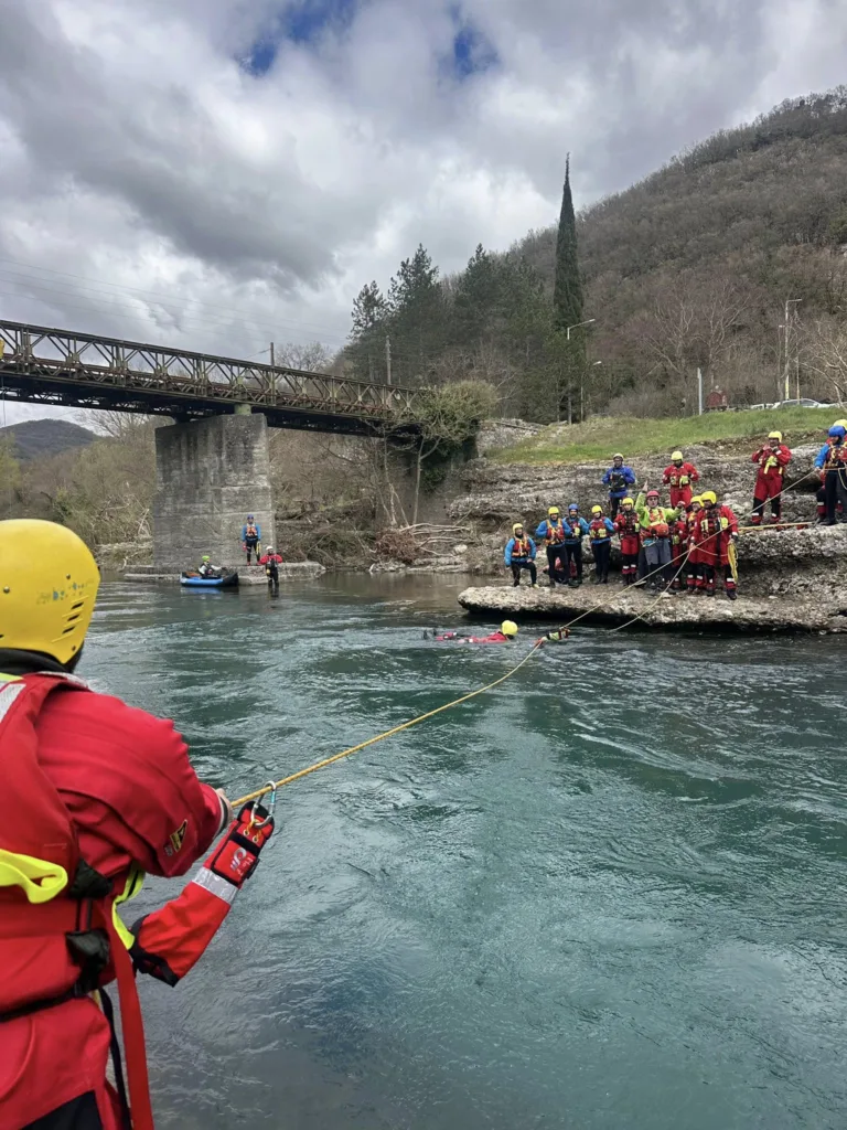 Αχαΐα: Διάσωση σε ορμητικά νερά, από τους Εθελοντές Πυροσβέστες ΦΩΤΟ