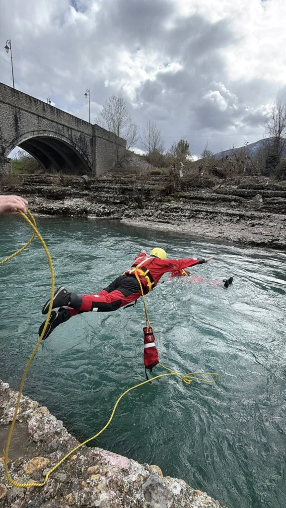 Αχαΐα: Διάσωση σε ορμητικά νερά, από τους Εθελοντές Πυροσβέστες ΦΩΤΟ