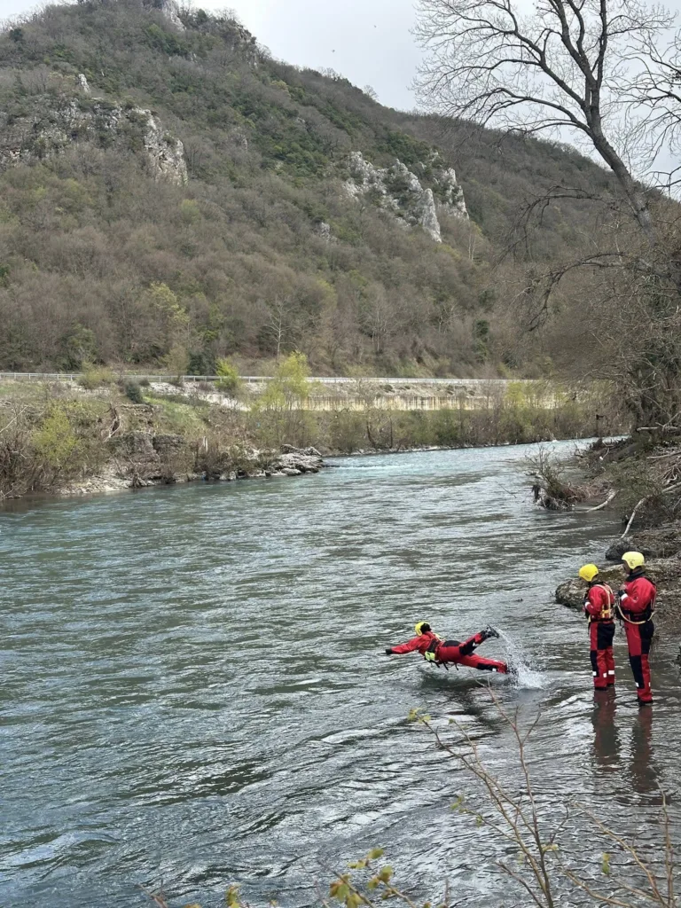 Αχαΐα: Διάσωση σε ορμητικά νερά, από τους Εθελοντές Πυροσβέστες ΦΩΤΟ