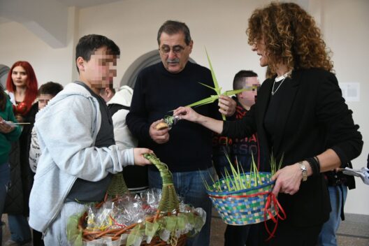 Κάλαντα στον δήμαρχο Πατρέων και παραδοσιακά λαζαράκια ΦΩΤΟ