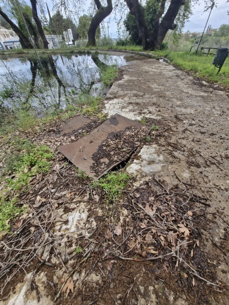 Κεφαλόβρυσο Πατρών: Εικόνες ντροπής σε πλατεία «λίμνη» - Παγίδες για τους πολίτες ΦΩΤΟ