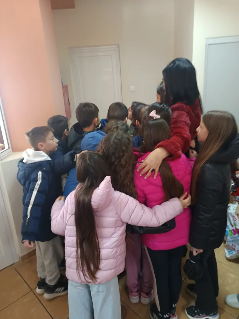 Μαθητές του 15ου Δημοτικού Πάτρας, στην «Κιβωτό της Αγάπης» με Πασχαλινά δώρα ΦΩΤΟ