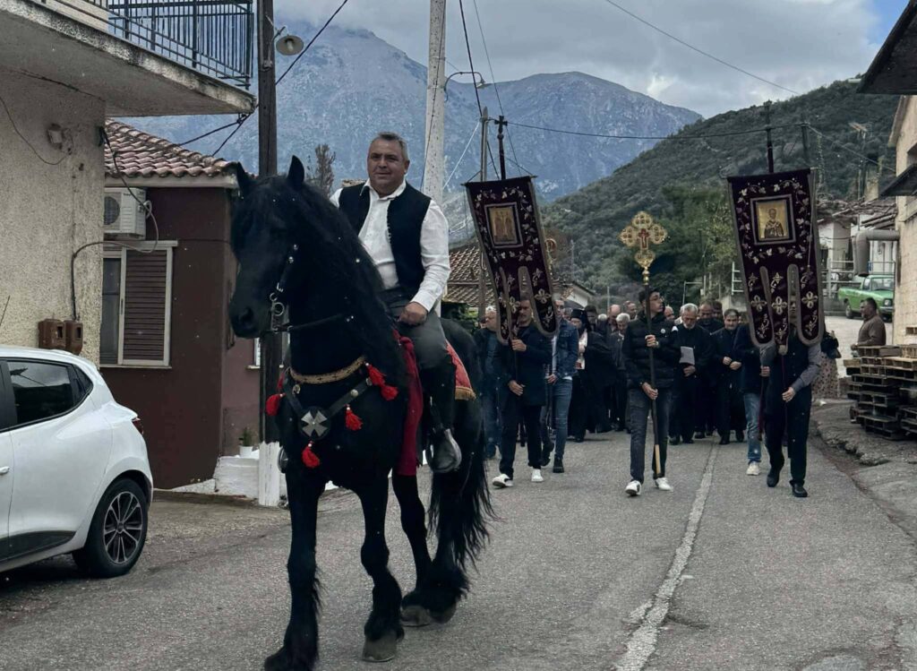Κυριακή των Βαΐων με τα άλογα στα «Αχραντα Πάθη», στο Μαυρίκι Αιγίου ΦΩΤΟ