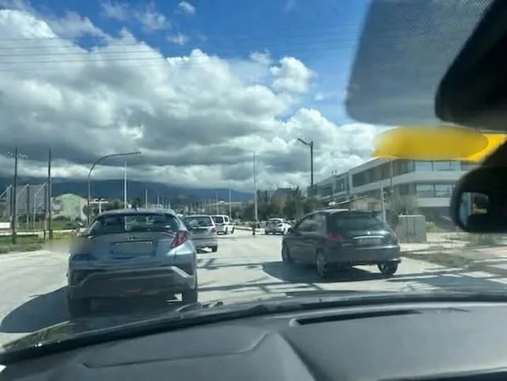 Πάτρα: Μποτιλιάρισμα από λάθος στις μπάρες του Προαστιακού ΦΩΤΟ