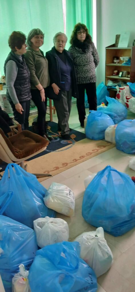 Το Σωματείο Κυριών Ακράτας παραδίδει σε οικογένειες τρόφιμα ΦΩΤΟ
