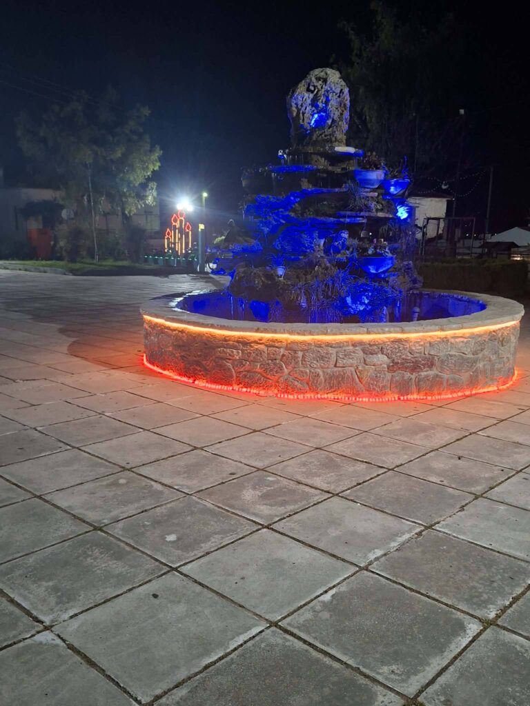 Στα γιορτινά της η πλατεία της Κουλούρας Αιγίου ΦΩΤΟ