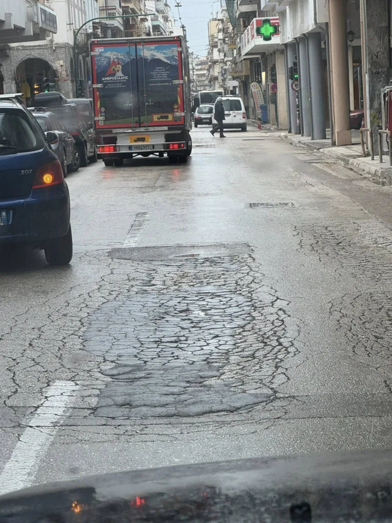 Πάτρα: Ξεχασμένοι κλειστοί δρόμοι, από έργα που δεν εκτελούνται - Και ανοιχτοί...για «κάρα» ΦΩΤΟ