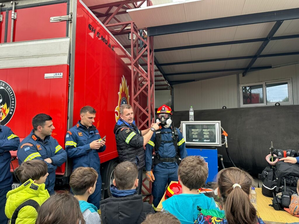 Εκπαιδευτική επίσκεψη μαθητών του Αρσακείου Δημοτικού Πατρών στην Πυροσβεστική ΦΩΤΟ