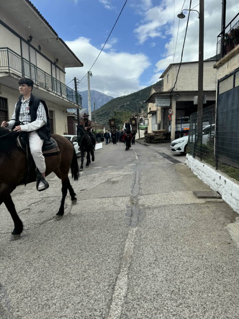 Κυριακή των Βαΐων με τα άλογα στα «Αχραντα Πάθη», στο Μαυρίκι Αιγίου ΦΩΤΟ