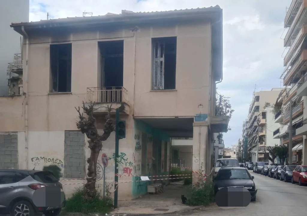 Πάτρα: Σε ετοιμόρροπο κτίριο φιλόζωοι ταΐζουν γάτες! ΦΩΤΟ