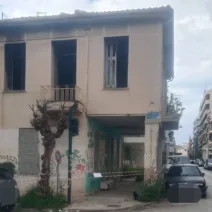 Πάτρα: Σε ετοιμόρροπο κτίριο φιλόζωοι ταΐζουν γάτες! ΦΩΤΟ