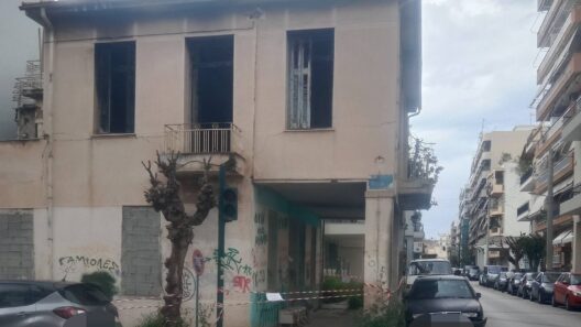 Πάτρα: Σε ετοιμόρροπο κτίριο φιλόζωοι ταΐζουν γάτες! ΦΩΤΟ