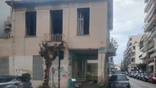 Πάτρα: Σε ετοιμόρροπο κτίριο φιλόζωοι ταΐζουν γάτες! ΦΩΤΟ