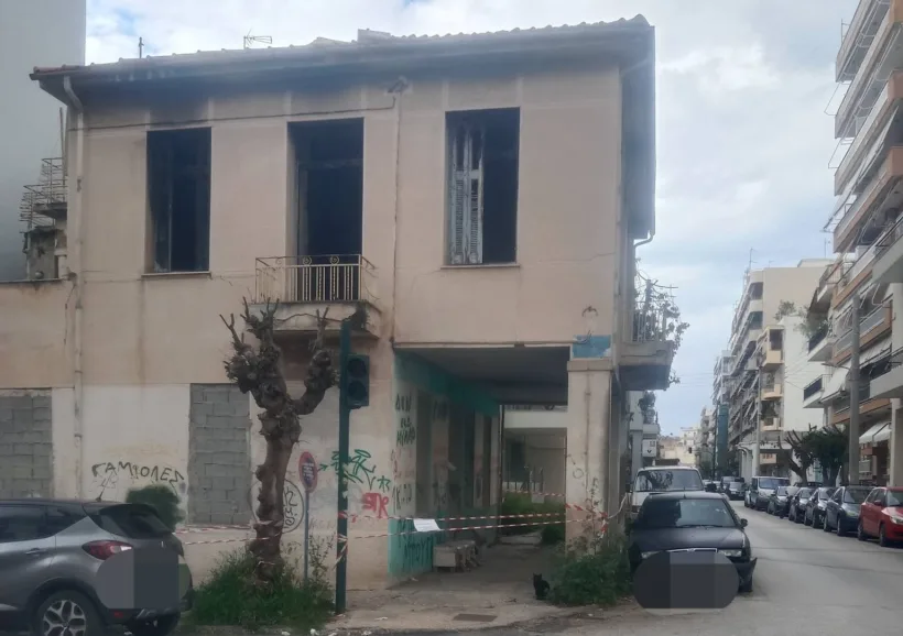 Πάτρα: Σε ετοιμόρροπο κτίριο φιλόζωοι ταΐζουν γάτες! ΦΩΤΟ